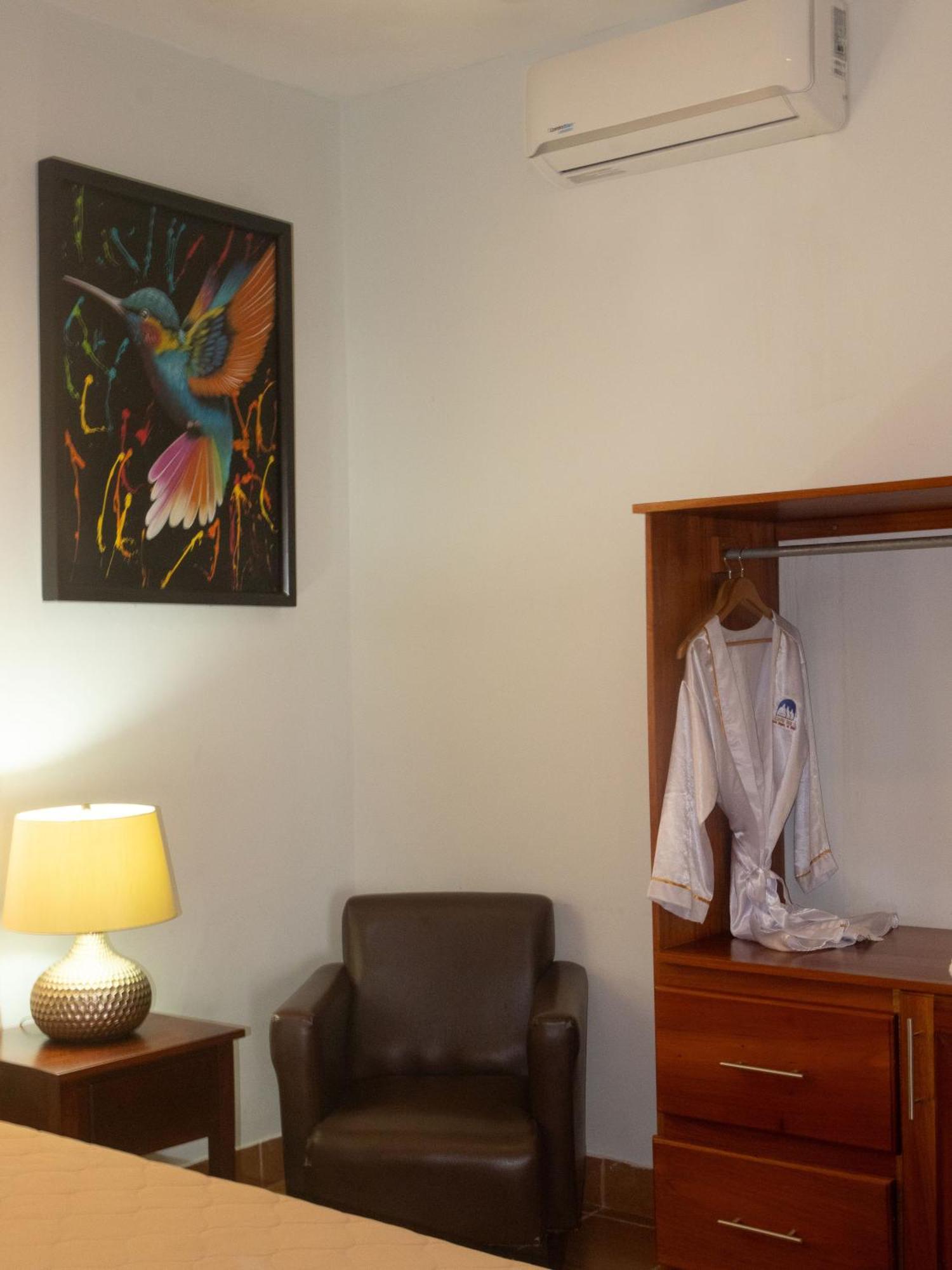 Hotel Leon Inn Bagian luar foto