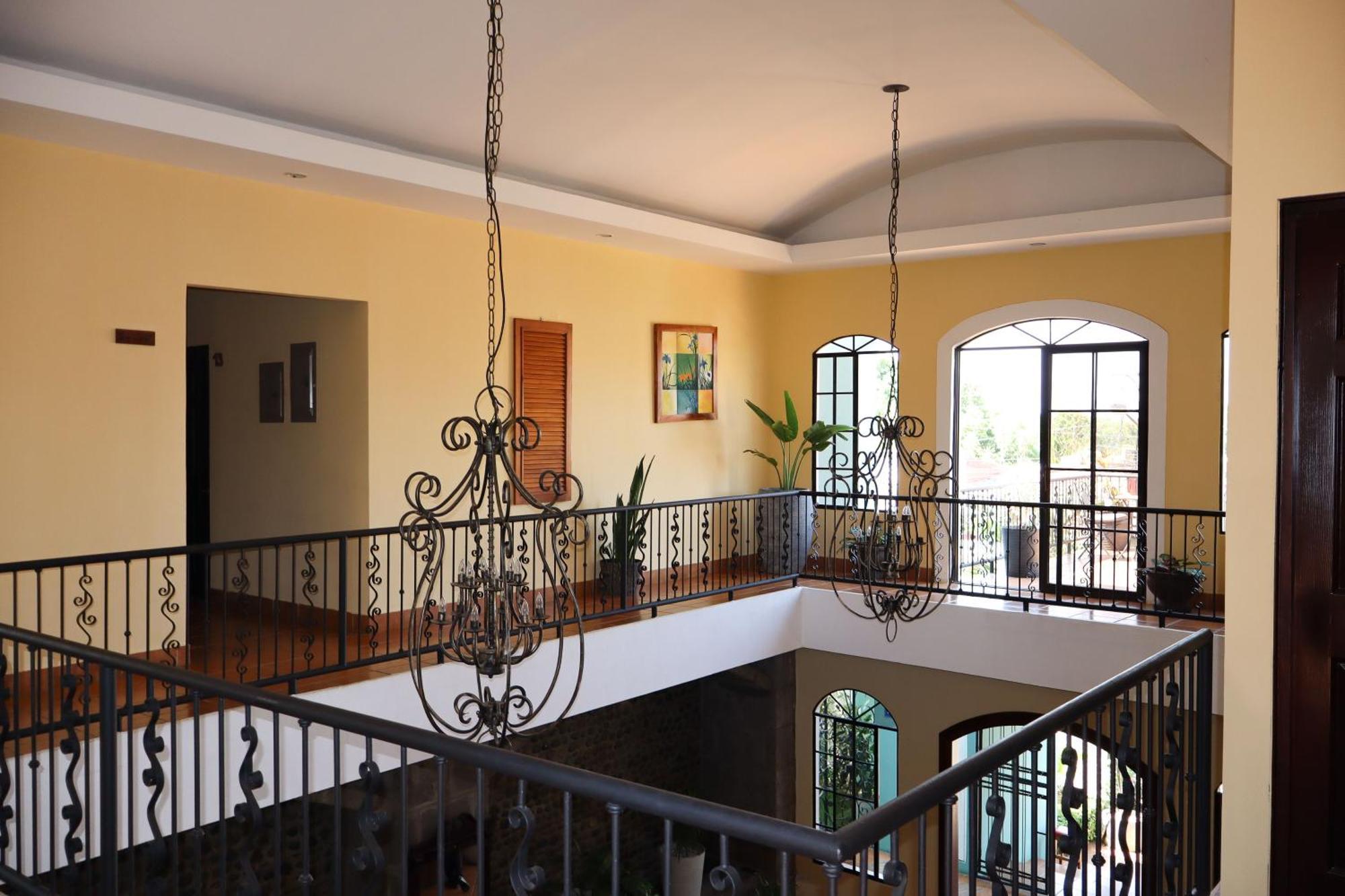 Hotel Leon Inn Bagian luar foto