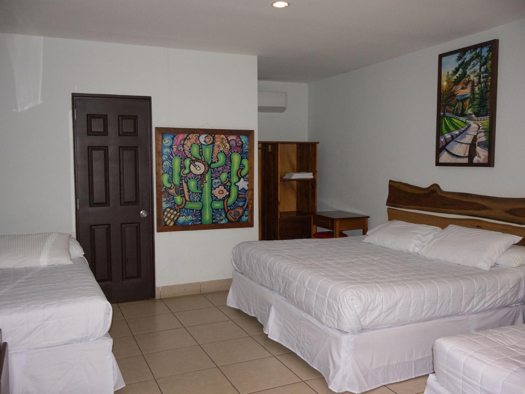 Hotel Leon Inn Bagian luar foto