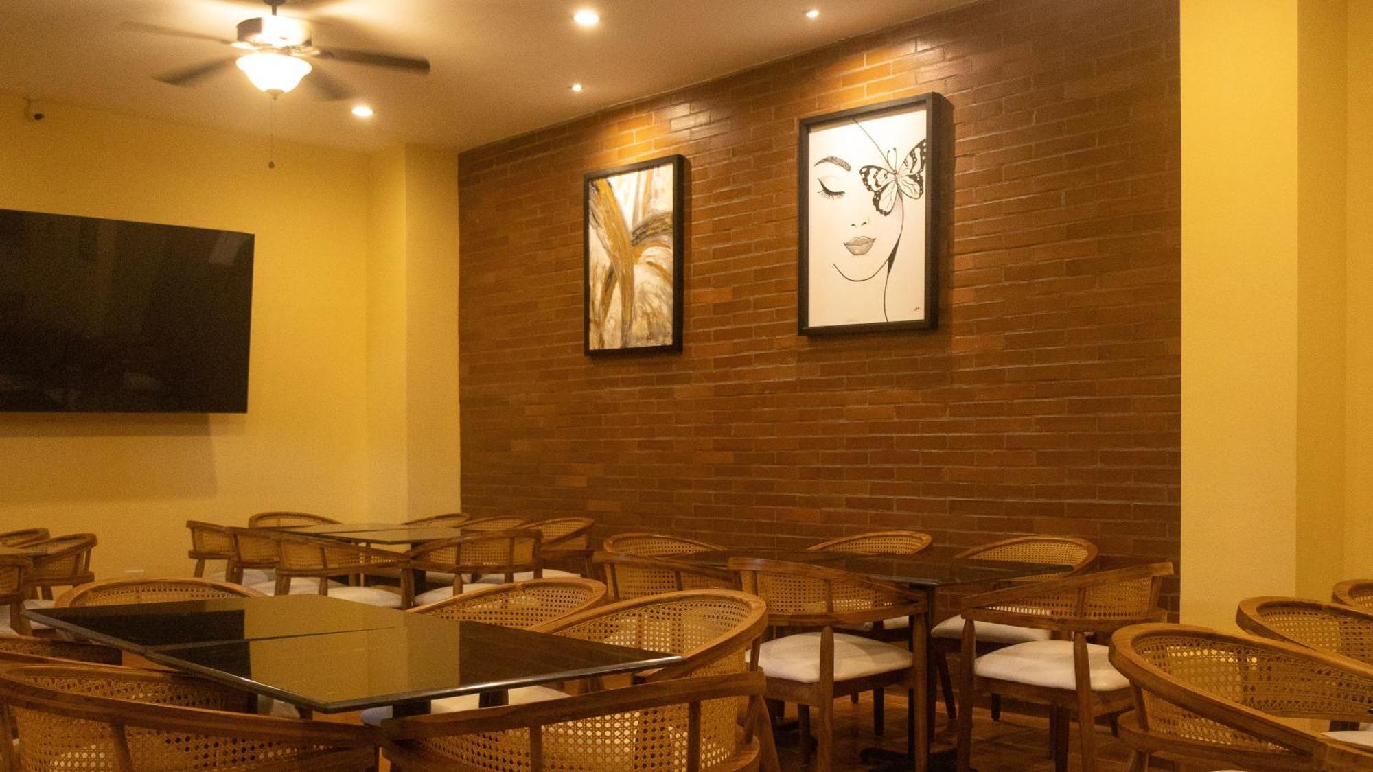 Hotel Leon Inn Bagian luar foto
