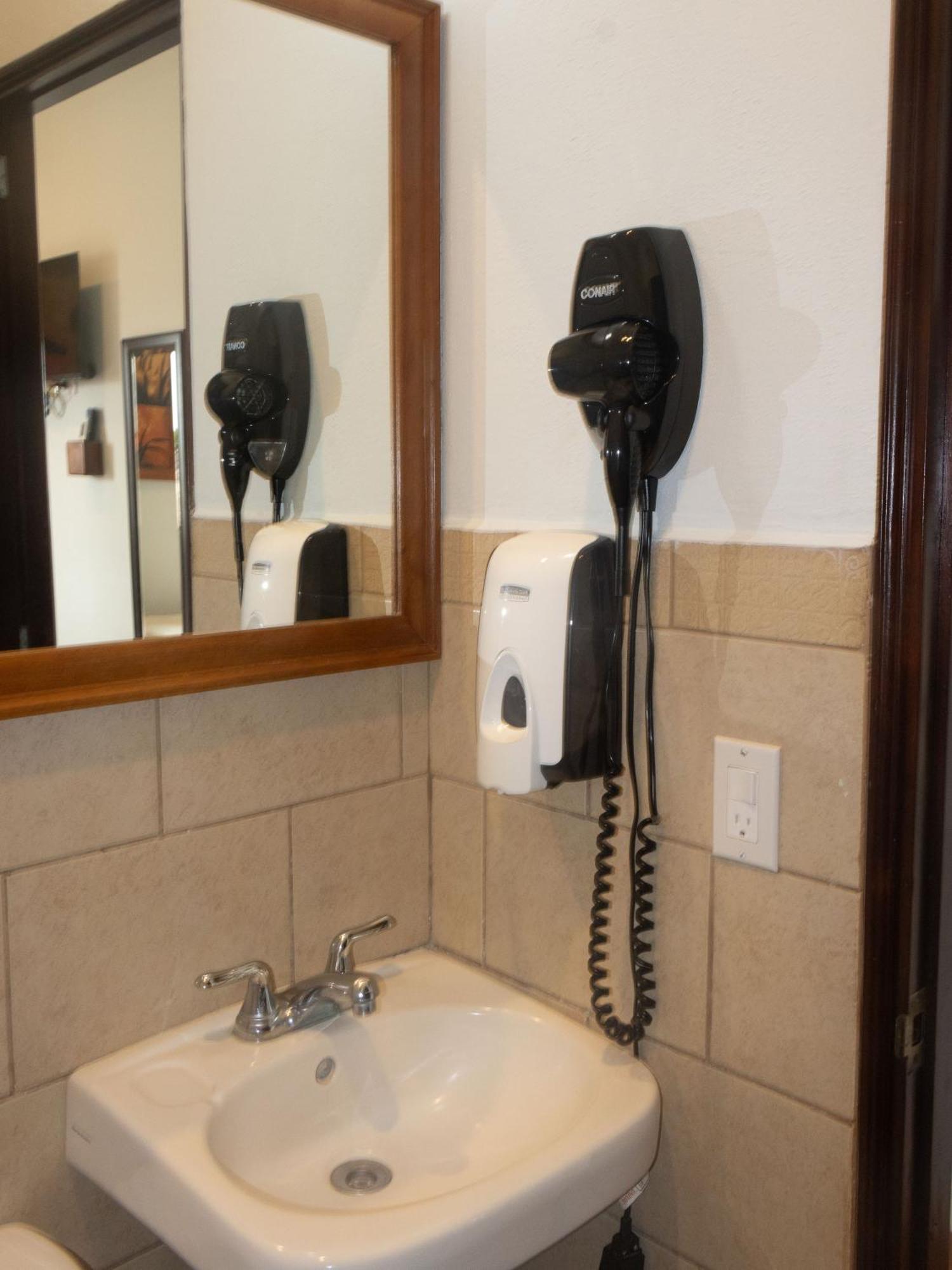 Hotel Leon Inn Bagian luar foto