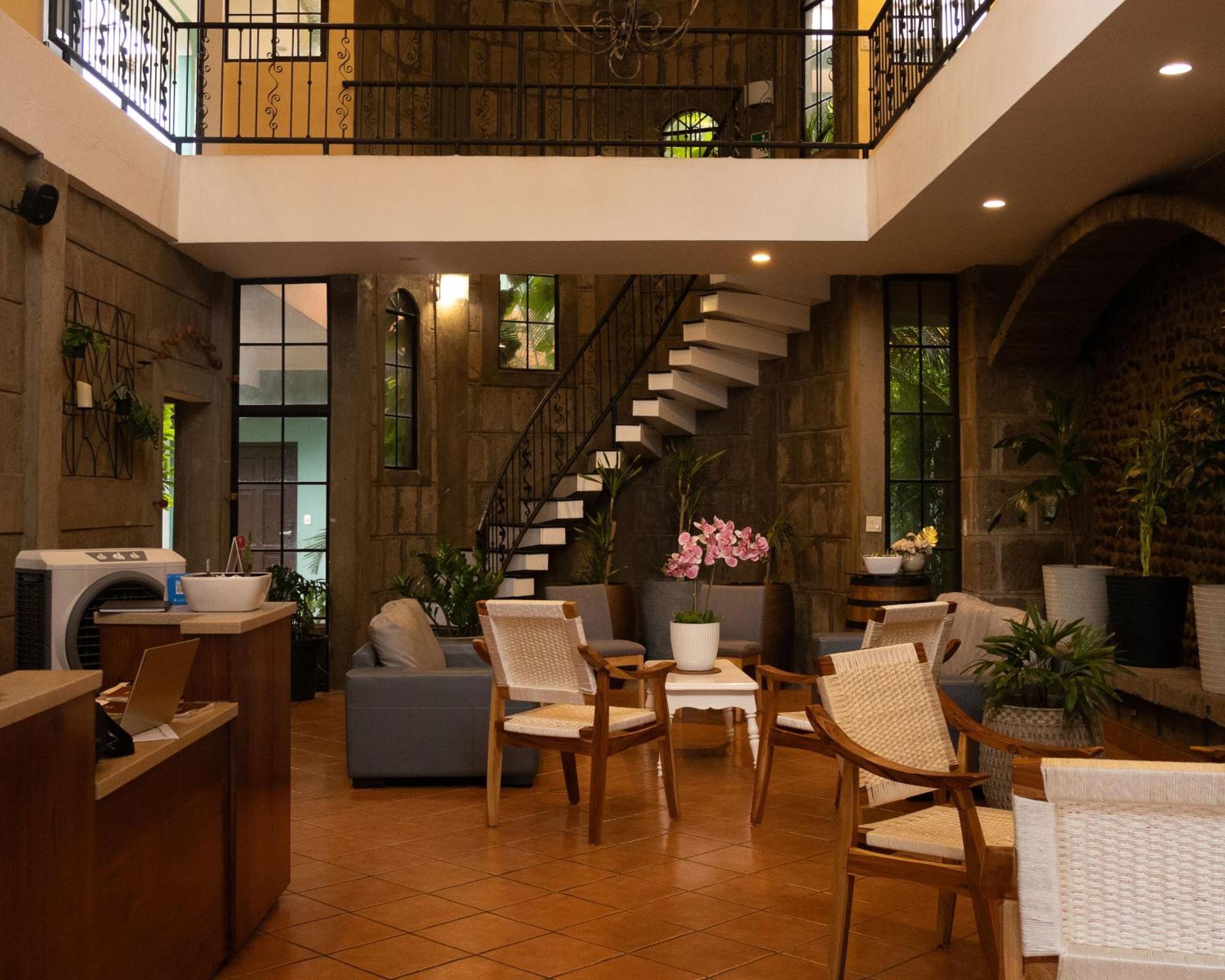 Hotel Leon Inn Bagian luar foto