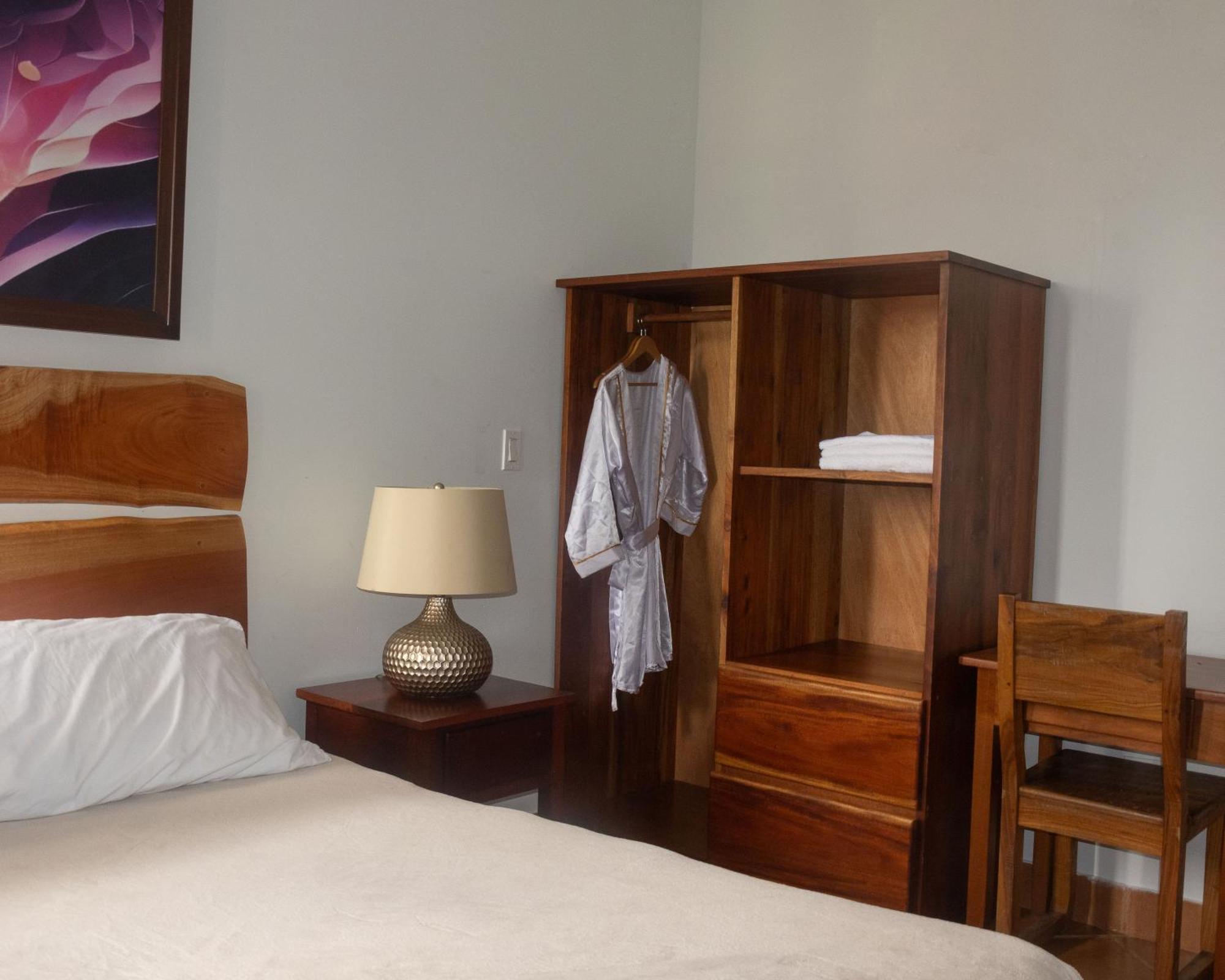 Hotel Leon Inn Bagian luar foto